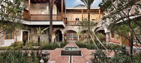 Patio central del Hotel Cartesiano, con arcos y jardín