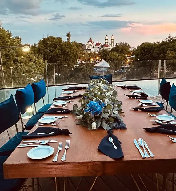 Cena del retiro en la terraza del Hotel Cartesiano, con la catedral de Puebla al fondo