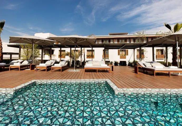 Alberca del Hotel Cartesiano con mosaico de talavera